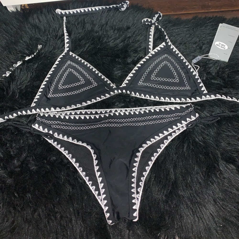 Black and white bikini set